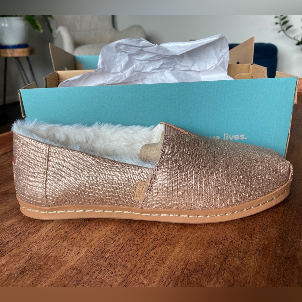 New Women’s Size  7 Toms- Rose Gold Lizard with Shearling
